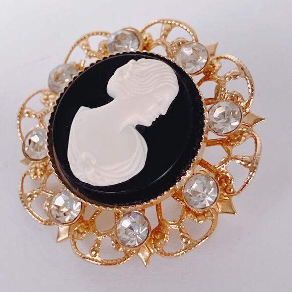 Vintage Cameo Resin Brooch Gold Tone Filigree Rhinestones Mid Century 1960s - Picture 6 of 9